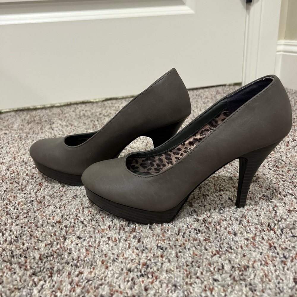 Kenneth Cole Reaction Elegant Gray Heels - Picture 4 of 11